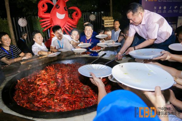 首届龙虾啤酒音乐节火爆开幕