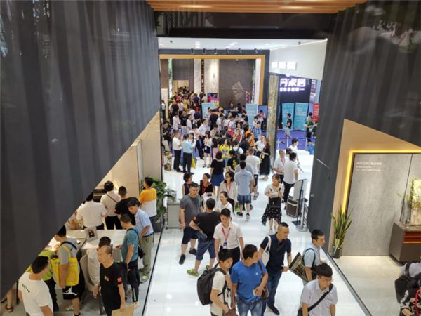  ▲2019中国建博会（广州），10.5mm厚蒙娜丽莎陶瓷大板扎实落地，既有漂亮的外表，又有“扛”起展位过万客流量的实力。