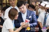 贾玲和沈腾“加戏” 818体验苏宁智慧无人店
