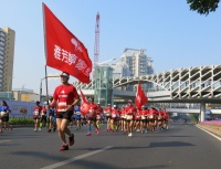 为健康生活奔跑,雅芳婷家纺方阵亮相深圳南山半程马拉松