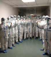 欧典地板二十载手把手带您地板清洁，做好安全防护屏障