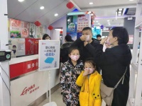 急社会所需 国美零售武汉门店免费发放口罩