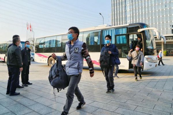 欢迎回家丨联塑包车接送员工返岗，复工抗“疫”两不误