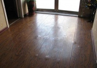 新装的地板起了泡，咋回事儿？