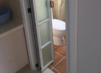 卫生间折叠门的优点  卫生间折叠门选购方法