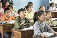 我乐家居橙色课桌公益路的第12年：书写数万儿童的大梦想