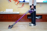 吉米上手把吸尘器大尘杯一吸到底，让家居生活环境改头换