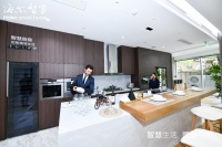 过去：买厨电，选海尔！如今：买厨房，选海尔！