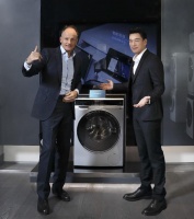 王耀庆亮相西门子家电直播间，携手总裁教你如何“拯救隔夜衣”