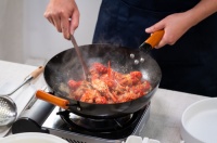 厨房成油烟重灾区?海信中央空调为你一键定制健康空气