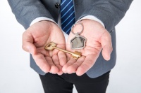 长沙老人把小区楼顶“开垦”成菜园,楼顶种菜要注意些什么?