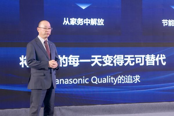 蓝色西装的人站在一起 AI 生成的内容可能不正确。